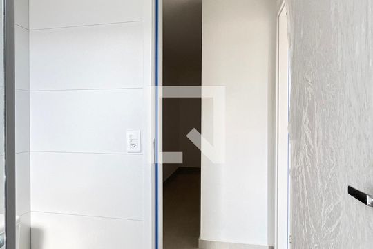 Banheiro de apartamento para alugar com 1 quarto, 26m² em São Domingos, São Paulo