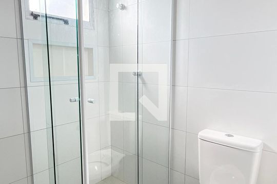 Banheiro de apartamento para alugar com 1 quarto, 26m² em São Domingos, São Paulo