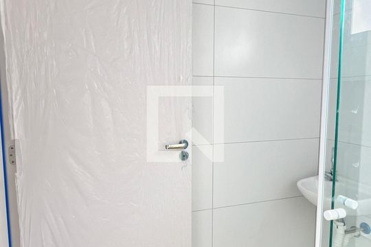 Banheiro de apartamento para alugar com 1 quarto, 26m² em São Domingos, São Paulo