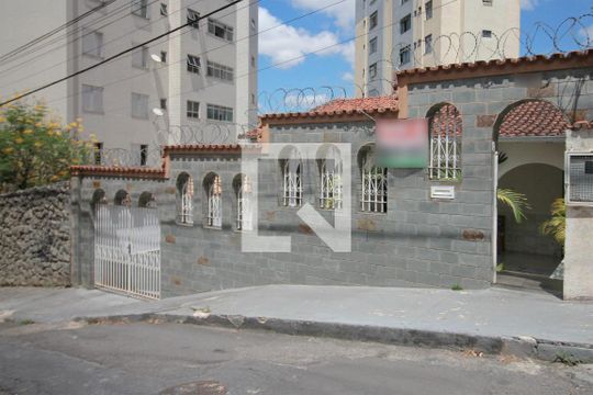 Fachada de casa à venda com 8 quartos, 357m² em Nova Floresta, Belo Horizonte