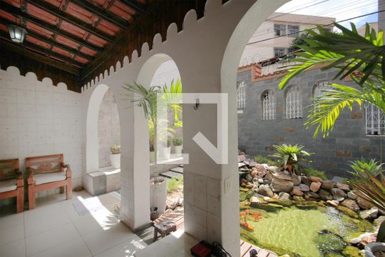 Varanda de casa à venda com 8 quartos, 357m² em Nova Floresta, Belo Horizonte