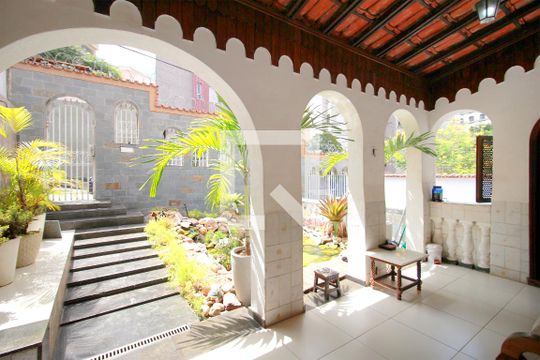 Varanda de casa à venda com 8 quartos, 357m² em Nova Floresta, Belo Horizonte