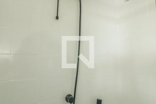 Banheiro de apartamento à venda com 1 quarto, 45m² em São Geraldo, Porto Alegre