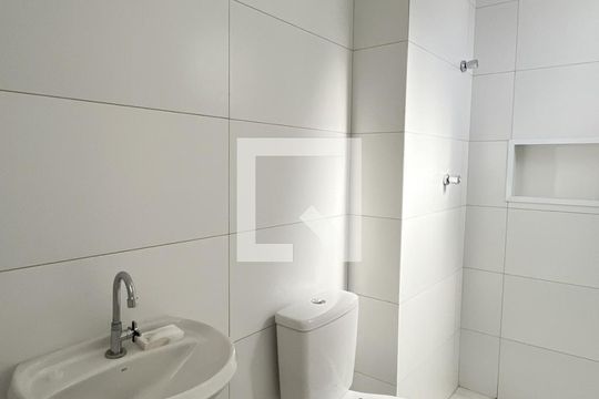 Banheiro de apartamento para alugar com 2 quartos, 39m² em Vila Mangalot, São Paulo