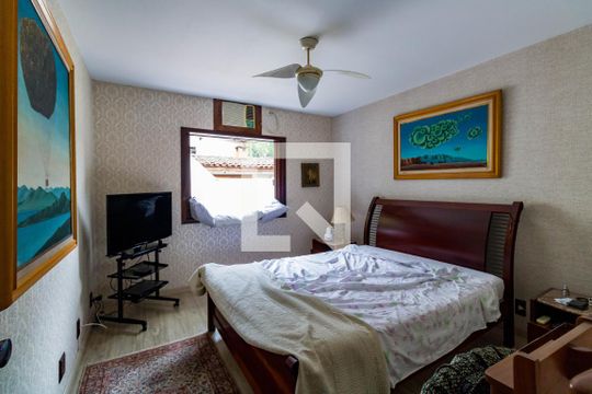 Suíte de casa para alugar com 5 quartos, 430m² em Jardim Vitoria Regia (zona Oeste), São Paulo