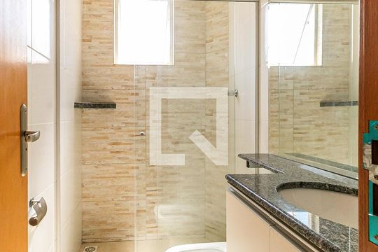 Banheiro de apartamento à venda com 2 quartos, 57m² em Alvorada, Contagem