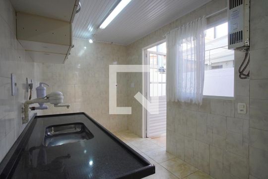 Cozinha de casa de condomínio à venda com 3 quartos, 87m² em Humaitá, Porto Alegre