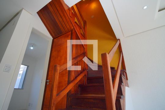 Escada - Segundo Andar de casa de condomínio à venda com 3 quartos, 87m² em Humaitá, Porto Alegre