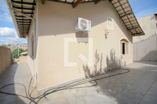 Quintal de casa à venda com 3 quartos, 360m² em São Geraldo, Belo Horizonte