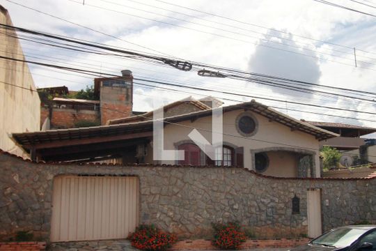 Fachada de casa à venda com 3 quartos, 360m² em São Geraldo, Belo Horizonte
