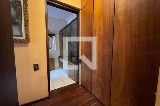 Closet Quarto 5 de casa à venda com 5 quartos, 230m² em Jardim Bonfiglioli, São Paulo