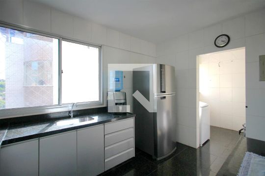 Cozinha de apartamento à venda com 4 quartos, 130m² em Fernão Dias, Belo Horizonte