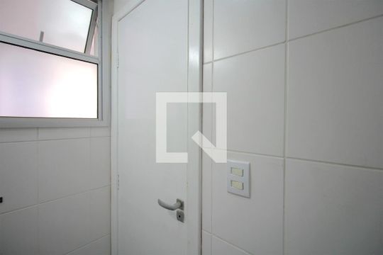 Banheiro de serviço de apartamento à venda com 4 quartos, 130m² em Fernão Dias, Belo Horizonte