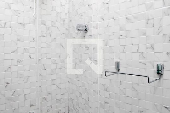 Banheiro de apartamento para alugar com 1 quarto, 30m² em Centro Histórico, Porto Alegre