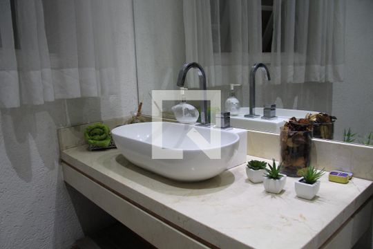 Lavabo 1 de casa à venda com 4 quartos, 585m² em Vila Rosalia, Guarulhos