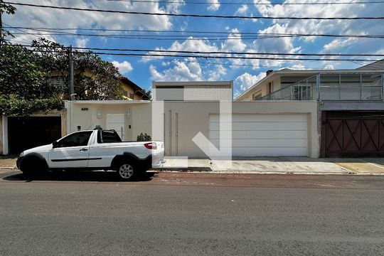 Fachada de casa à venda com 4 quartos, 430m² em Brooklin, São Paulo