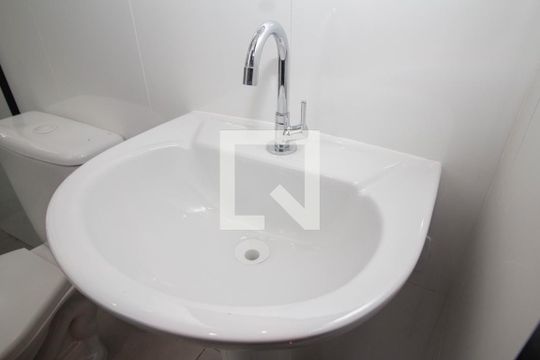 Banheiro de casa de condomínio para alugar com 1 quarto, 25m² em Jardim Monjolo, São Paulo