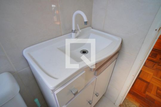 Banheiro Corredor de apartamento à venda com 1 quarto, 46m² em Passo D’areia, Porto Alegre
