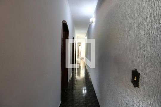 Corredor interno de casa para alugar com 3 quartos, 200m² em Parque das Nações, Santo André