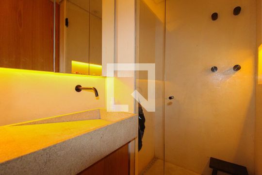 Banheiro de kitnet/studio para alugar com 1 quarto, 33m² em Vila Nova Conceição, São Paulo