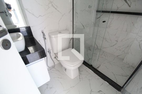 Banheiro da suíte de apartamento para alugar com 2 quartos, 75m² em Taquara, Rio de Janeiro