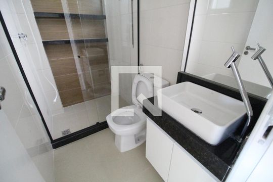 Banheiro social  de apartamento para alugar com 2 quartos, 75m² em Taquara, Rio de Janeiro