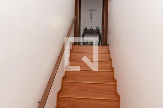 Escada de casa à venda com 3 quartos, 141m² em Vila Nhocuné, São Paulo