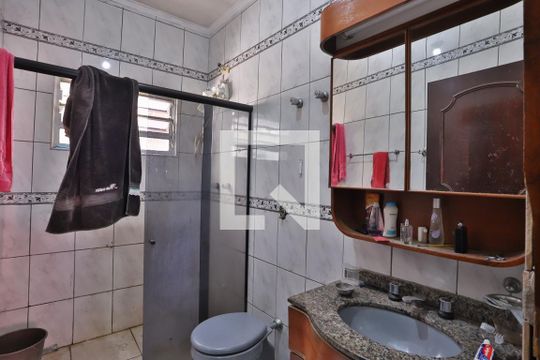 Banheiro do Quarto 1 de casa para alugar com 3 quartos, 220m² em Vila Invernada, São Paulo