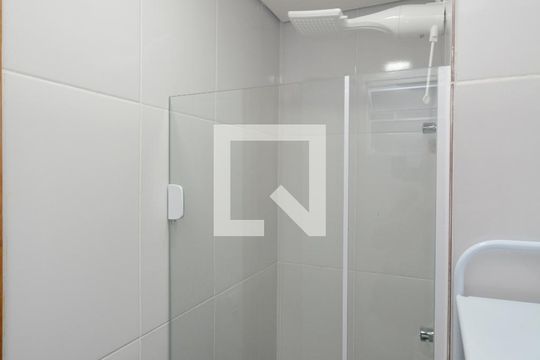 Banheiro de kitnet/studio para alugar com 1 quarto, 18m² em Vila Castelo, São Paulo