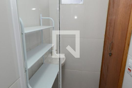 Banheiro de kitnet/studio para alugar com 1 quarto, 18m² em Vila Castelo, São Paulo