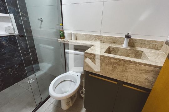 Banheiro de casa de condomínio à venda com 2 quartos, 52m² em Água Fria, São Paulo