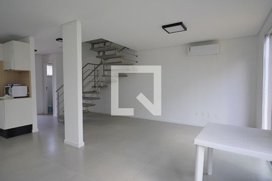 Sala de casa de condomínio para alugar com 3 quartos, 120m² em Morro das Pedras, Florianópolis