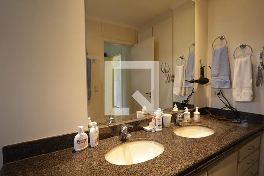 Banheiro da Suíte de apartamento à venda com 3 quartos, 251m² em Real Parque, São Paulo