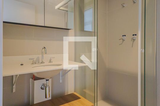 Banheiro de kitnet/studio à venda com 1 quarto, 25m² em Pinheiros, São Paulo