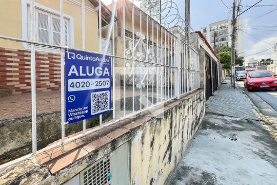 Fachada + plaquinha de casa para alugar com 1 quarto, 70m² em Rudge Ramos, São Bernardo do Campo