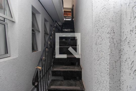 Escada de casa para alugar com 2 quartos, 100m² em Vila Mazzei, São Paulo