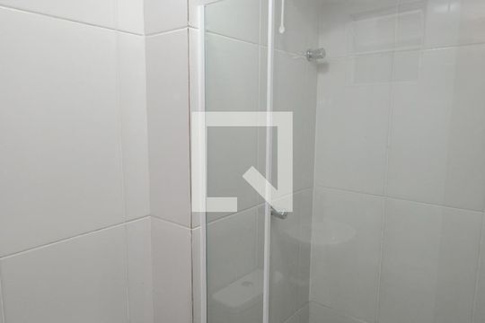 Banheiro de kitnet/studio para alugar com 1 quarto, 18m² em Vila Castelo, São Paulo
