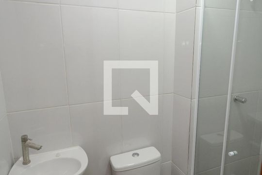 Banheiro de kitnet/studio para alugar com 1 quarto, 18m² em Vila Castelo, São Paulo