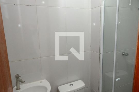 Banheiro de kitnet/studio para alugar com 1 quarto, 18m² em Vila Castelo, São Paulo