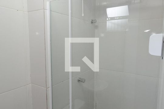 Banheiro de kitnet/studio para alugar com 1 quarto, 18m² em Vila Castelo, São Paulo