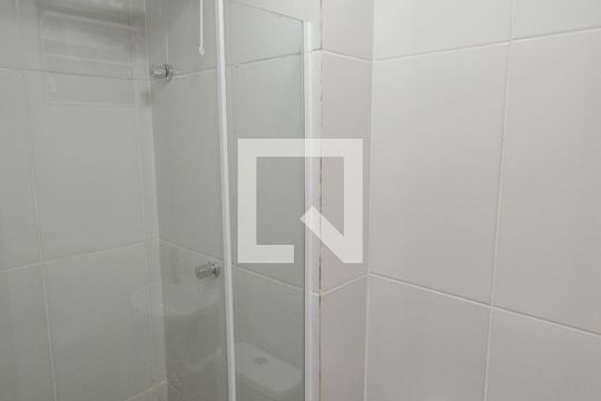 Banheiro de kitnet/studio para alugar com 1 quarto, 18m² em Vila Castelo, São Paulo