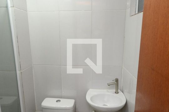 Banheiro de kitnet/studio para alugar com 1 quarto, 18m² em Vila Castelo, São Paulo