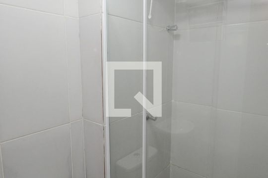 Banheiro de kitnet/studio para alugar com 1 quarto, 18m² em Vila Castelo, São Paulo