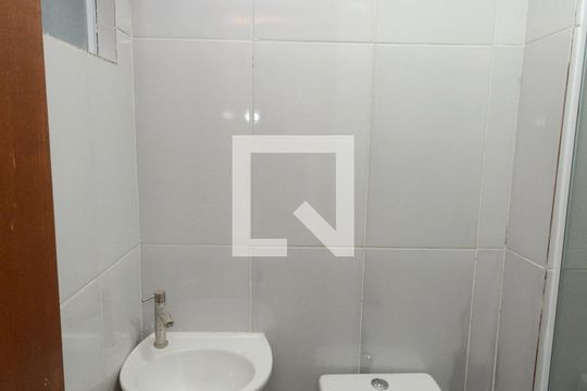 Banheiro de kitnet/studio para alugar com 1 quarto, 18m² em Vila Castelo, São Paulo