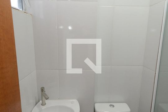 Banheiro de kitnet/studio para alugar com 1 quarto, 18m² em Vila Castelo, São Paulo