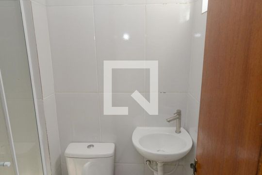 Banheiro de kitnet/studio para alugar com 1 quarto, 18m² em Vila Castelo, São Paulo