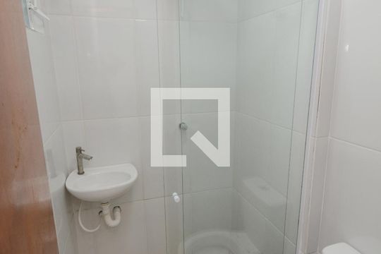 Banheiro de kitnet/studio para alugar com 1 quarto, 18m² em Vila Castelo, São Paulo