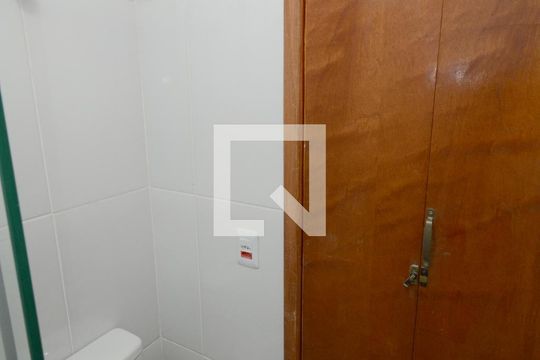 Banheiro de kitnet/studio para alugar com 1 quarto, 18m² em Vila Castelo, São Paulo