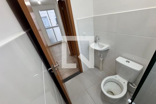 Banheiro de apartamento à venda com 2 quartos, 45m² em Santos Dumont, São Leopoldo