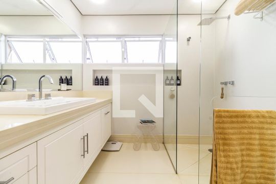 Banheiro de apartamento à venda com 2 quartos, 176m² em Cerqueira César, São Paulo